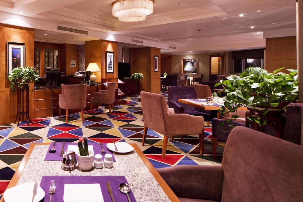 Ramada Plaza Optics Valley Hotel Ухань Ресторан фото