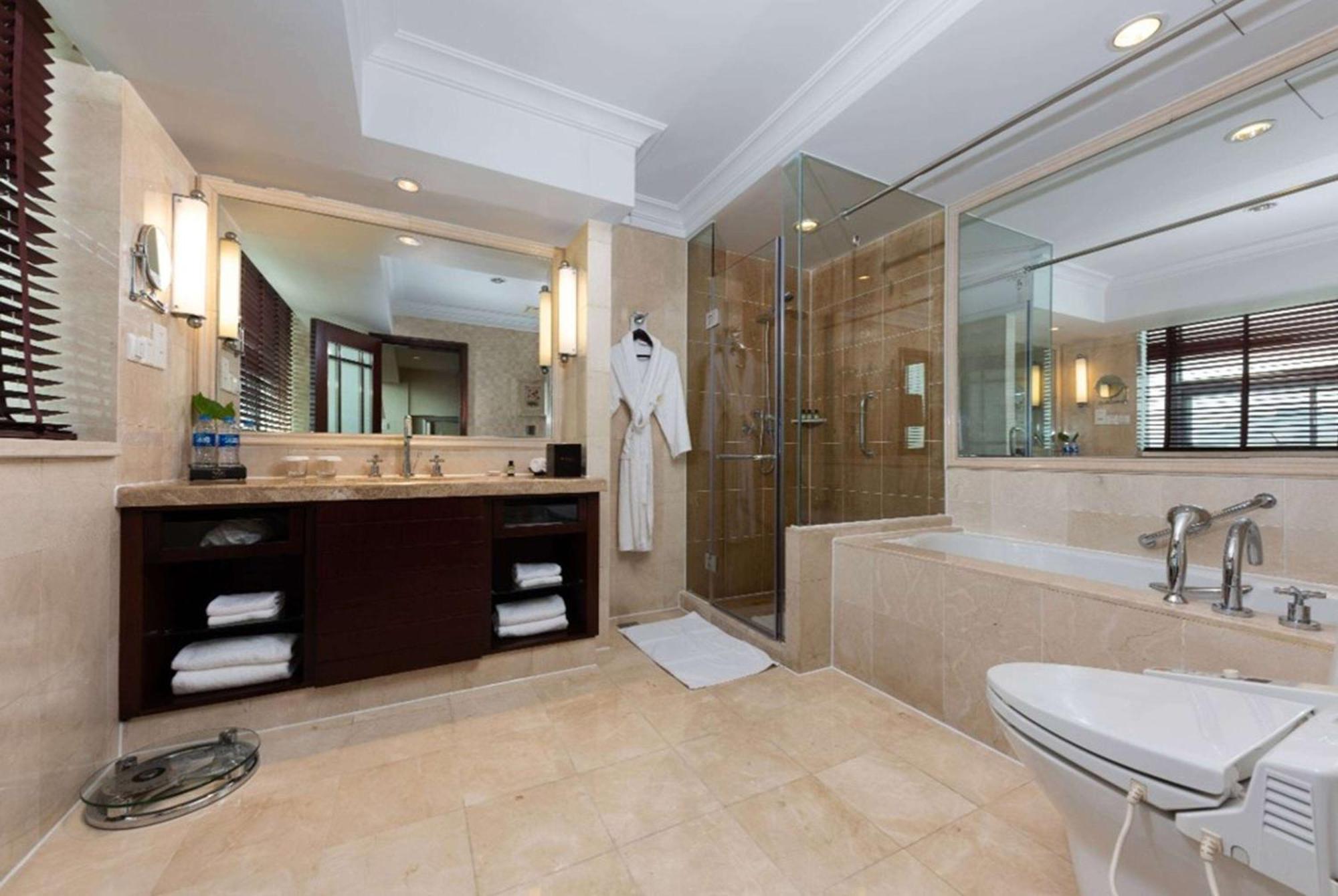 Ramada Plaza Optics Valley Hotel Ухань Экстерьер фото