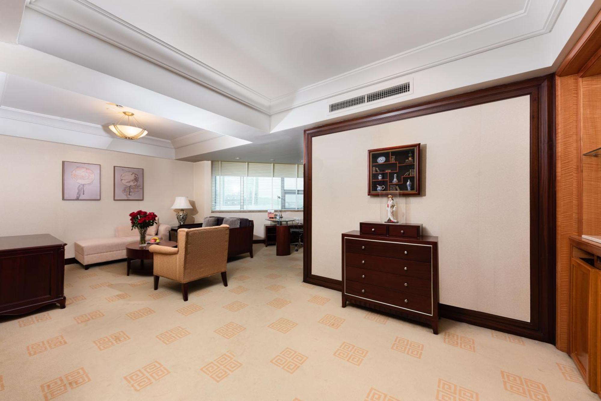 Ramada Plaza Optics Valley Hotel Ухань Экстерьер фото
