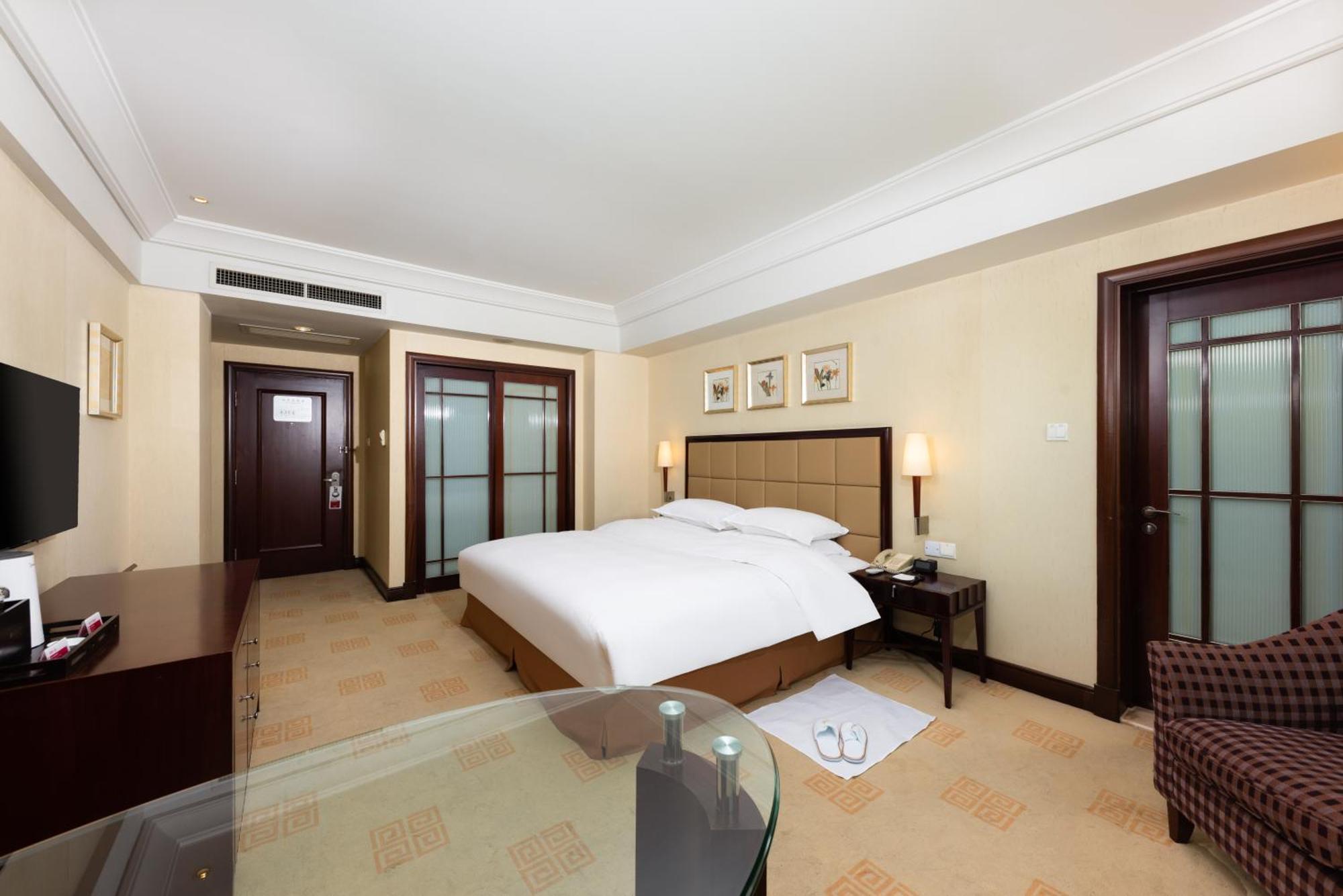 Ramada Plaza Optics Valley Hotel Ухань Экстерьер фото