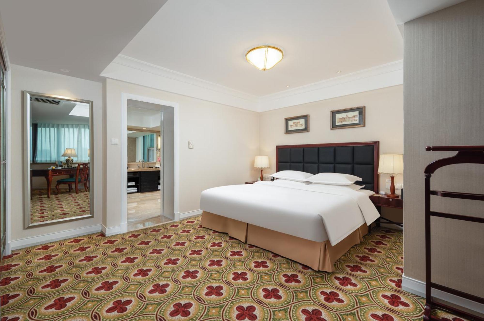 Ramada Plaza Optics Valley Hotel Ухань Экстерьер фото