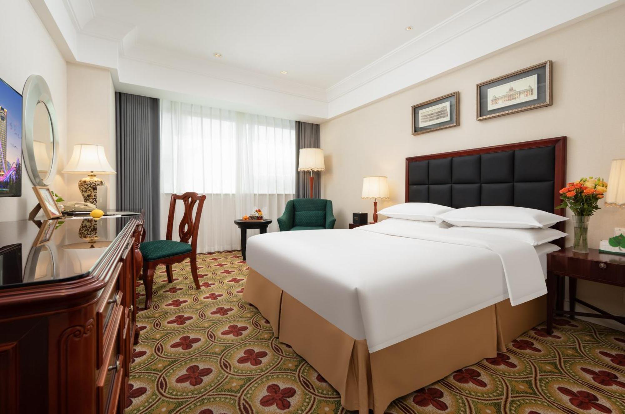 Ramada Plaza Optics Valley Hotel Ухань Экстерьер фото